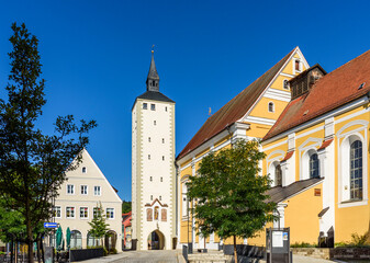 Pittoreske Altstadt von Mindelheim im Unterallg&auml;u - das Untere Tor am Schrannenplatz