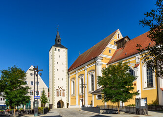 Obraz premium Pittoreske Altstadt von Mindelheim im Unterallgäu - das Untere Tor am Schrannenplatz