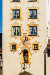 Pittoreske Altstadt von Mindelheim im Unterallgäu  - das Westernacher Tor in der Kornstraße