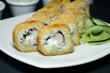 Sushi de surimi empanizado con coco. 