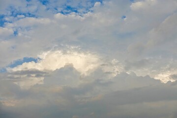 太陽光が透ける雲　雲の背景