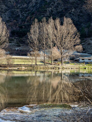 lago con reflejo de los arboles en el Valle de Aneu Lérida 