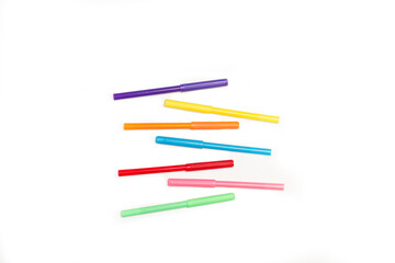  Juego de lápices de rotuladores multicolores sobre un fondo blanco liso y aislado. Vista superior y de cerca. Copy space