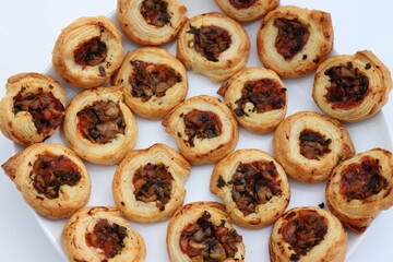 Blätterteigschnecken mit Pilzfüllung.