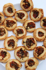 Blätterteigschnecken mit Pilzfüllung.
