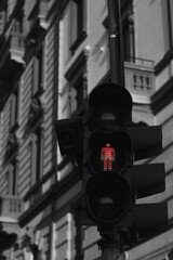 Semaforo giallo in bianco e nero