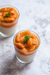 verrines de panna cotta fait maison vanille amande et abricots rotis