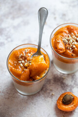 verrines de panna cotta fait maison vanille amande et abricots rotis