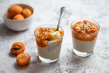 verrines de panna cotta fait maison vanille amande et abricots rotis
