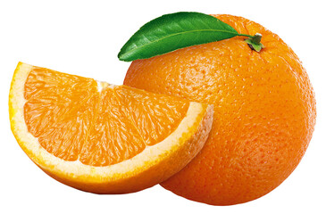 pedaço de laranja e laranja inteira com folha em fundo branco