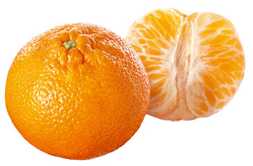 Tangerina inteira e tangerina descascada em fundo branco