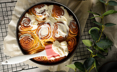 cinnamon rolls with cream cheese frosting