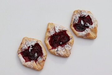 Blätterteig mit Zwetschgenfüllung.Blätterteigteilchen mit Pflaumen.