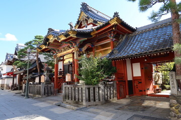 Fototapeta premium Japanese shrines and temples : a scene of the entrance to an inn for monks and visitors in the precincts of Zenko-ji Temple in Nagano City in Nagano Prefecture 日本の神社仏閣：長野県長野市の善光寺境内にある宿坊の入り口の風景