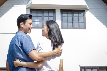 Obraz premium Asian couples are happy to have a new home. Moving house. Family concept. real estate business