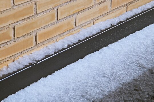 Granizos en el suelo de la terraza de un &aacute;tico. Granizos acumulados tras una granizada ca&iacute;da en Madrid el 6 de abril de 2019.