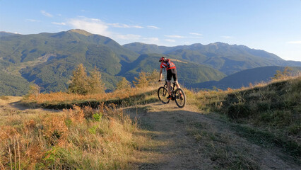 Fototapeta premium GIRO IN EBIKE MTB IN MONTAGNA