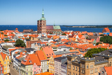 Fototapeta premium A view of a seaside city over the rooftops