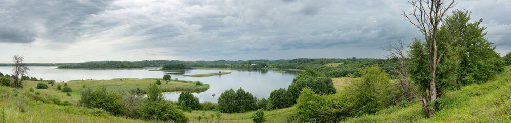 Obraz na płótnie Canvas Serene landscape with a lake
