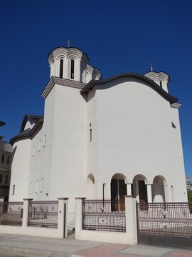 Fachada de la catedral ortodoxa de la comunidad rumana de la calle de las Tubas en Madrid, Espa&ntilde;a