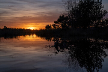 Obraz premium Sunset view over lakeside with beautiful colours and reflection