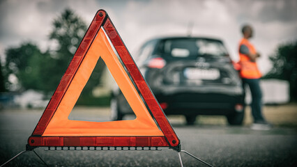 Warndreieck warnt vor Auto mit Panne oder Unfall
 - obrazy, fototapety, plakaty