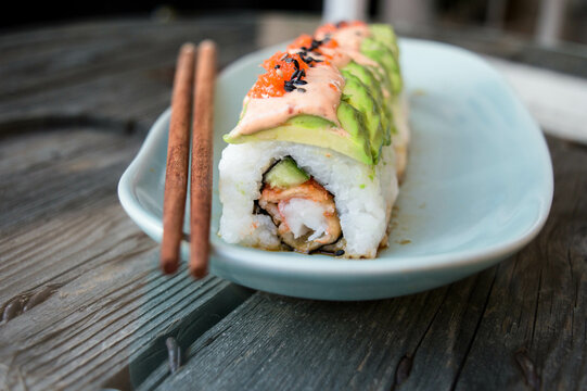 Dragon Roll Sushi mit Avocado