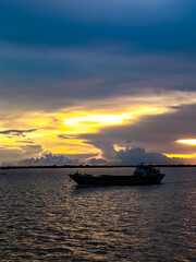 Obraz premium Summer cloudy sky on the river in Bangladesh