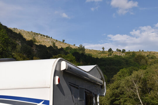 Wohnmobil und Reisemobil im Urlaub auf Reisen als Symbol f&uuml;r Freiheit und Abstand halten w&auml;hrend der Pandemie
