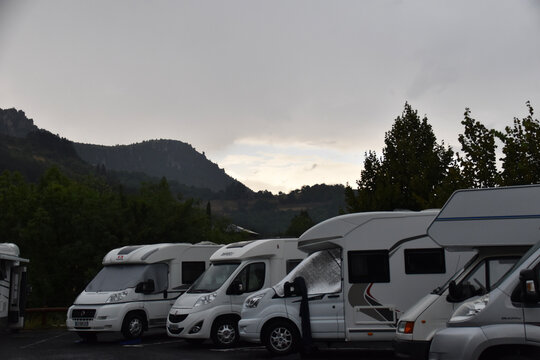 Wohnmobil und Reisemobil im Urlaub auf Reisen als Symbol f&uuml;r Freiheit und Abstand halten w&auml;hrend der Pandemie