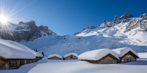 Tief verschneite Almhütten in den Alpen
