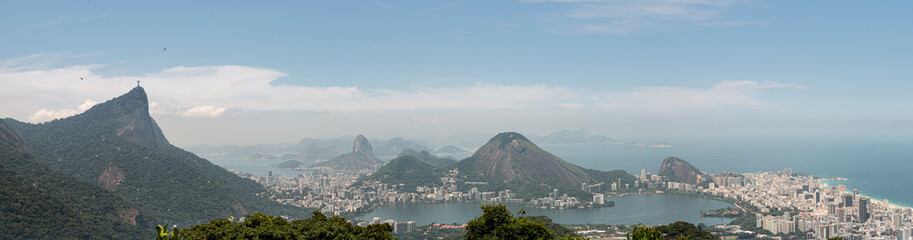 Rio de Janeiro visto da Vista Chinesa, com Foresta da Tijuca, Corvocado, Pão de Açucar e a Baía...