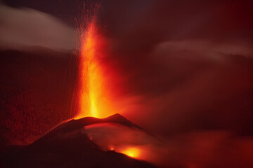 Gran erupción del volcán Cumbre vieja en la Palma con gran nube de piroclastos.