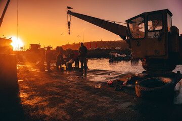 Fototapeta na wymiar sunset at the port 