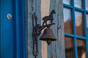Cloche à l'entrée d'une maison