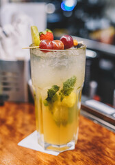 Un mojito de tamaño extra grande elaborado con ron, menta, azúcar y lima
