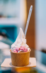 Postre en un restaurante de lujo, en forma de tarta de zanahoria, crep y helado