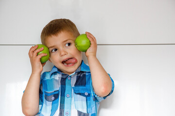 Chłopiec trzyma jabłka - przedszkolak, zdrowe odżywianie, drugie śniadanie, zdrowe jedzenie do szkoły - obrazy, fototapety, plakaty