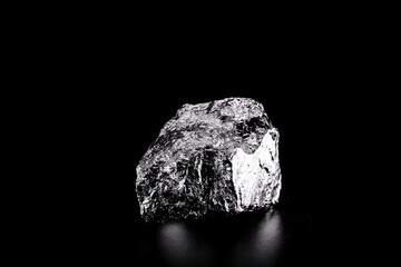 aluminum nugget, ore used in the industry as a structural material in planes, boats, automobiles, Packaging such as aluminum foil, light and resistant metal that does not oxidize