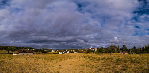 Fototapeta na wymiar Martel (Lot, France) - Vue panoramique du village sous un ciel orageux
