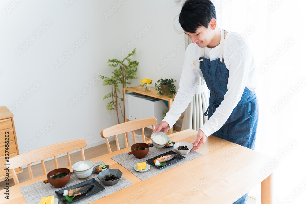 Wall mural ごはんを準備する日本人男性