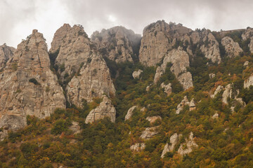 Fototapeta na wymiar Rocky ledges at the top of the Demerdzhi mountain range