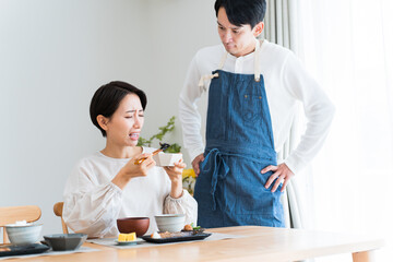 まずそうにごはんを食べる女性
