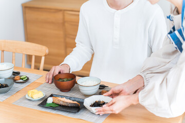 食事を準備する日本人女性