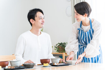 食事を準備する日本人女性