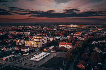 Miasteczko łapiące ostatnie promienie słońca © Jakub