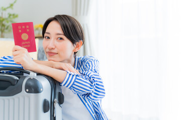 パスポートを持ち笑顔の日本人女性