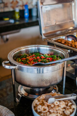 A tradicional comida brasileira em eventos festivos de recepção com o delicioso feijão tropeiro