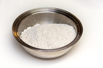 金属製のボウルの中に白い小麦粉