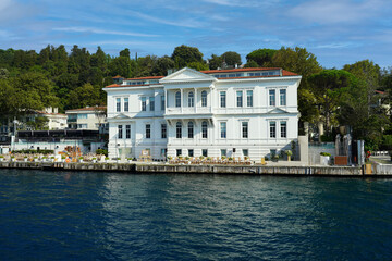 Fototapeta na wymiar Views of various houses, (home) mansions and nostalgic buildings from the sea on the Bosphorus, on the Asia side of Istanbul. residence by the sea.